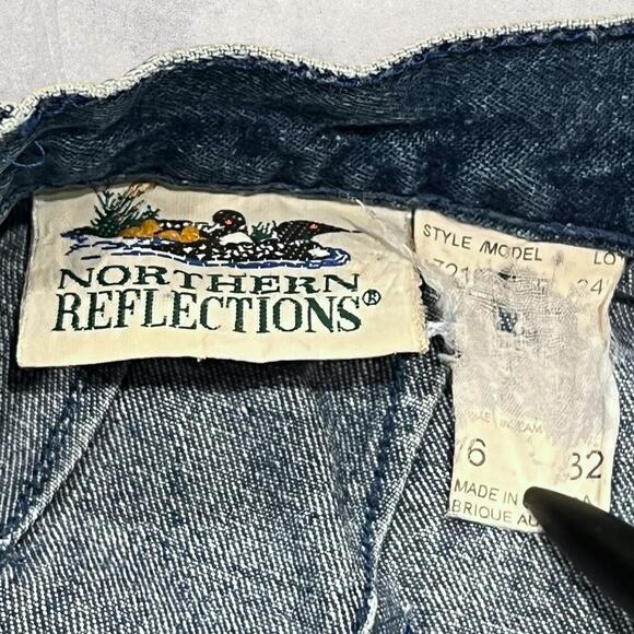 โ
Northern Reflections (Vintage) High-Waisted Blue Jeans w/ Floral Pockets โ
- Picture 5 of 7